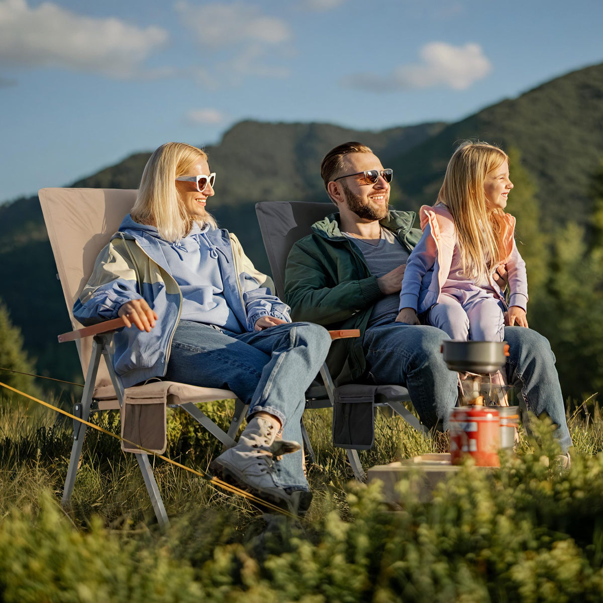 Campingstuhl faltbar Hochlehner – Gepolsterter Klappstuhl / Gartentuhl mit Holzarmlehnen bis 150 kg belastbar, beige